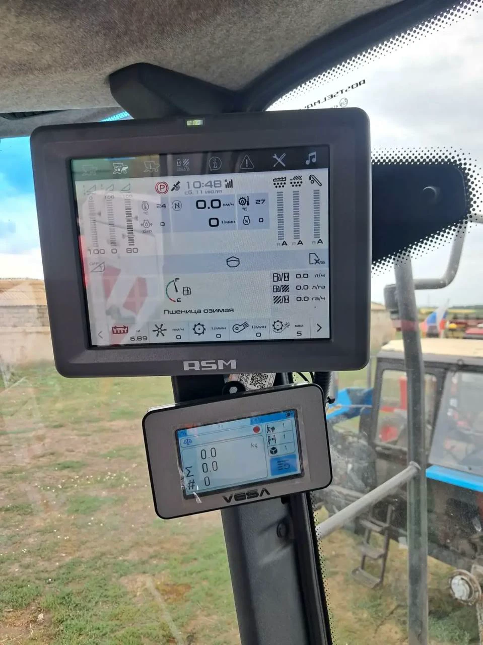 Штатный дисплей комбайна RSM ACROS 595 и дисплей VESA SYSTEM в кабине