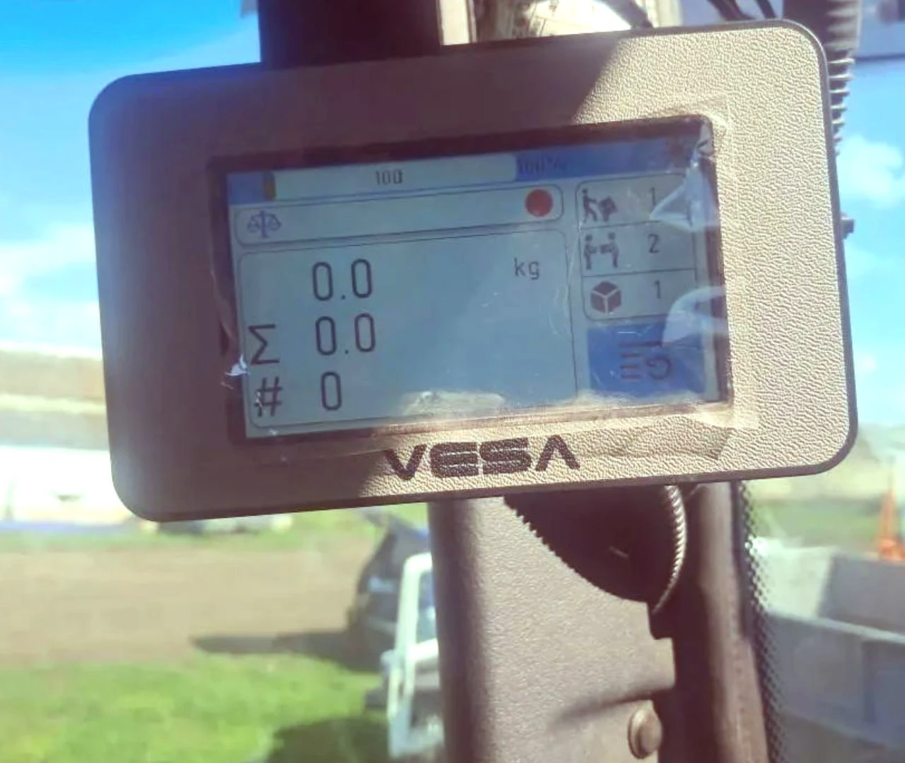 Дисплей бортовой системы взвешивания VESA SYSTEM в кабине комбайна