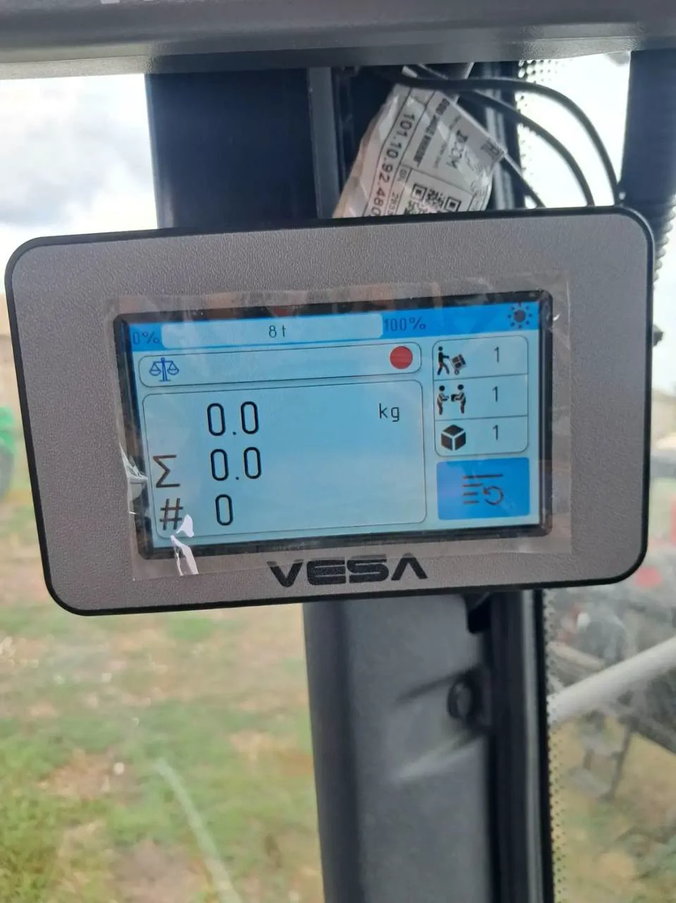Дисплей бортовой системы взвешивания VESA SYSTEM крупным планом