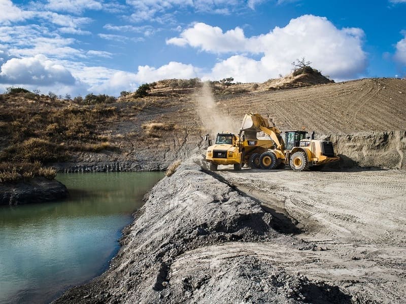 Два экскаватора Caterpillar в карьере, символизирующие рост производительности